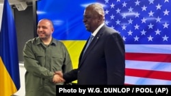Міністр оборони України Рустем Умєров і міністр оборони США Ллойд Остін (праворуч) під час зустрічі у Києві, 20 листопада 2023 року. Фото ілюстративне