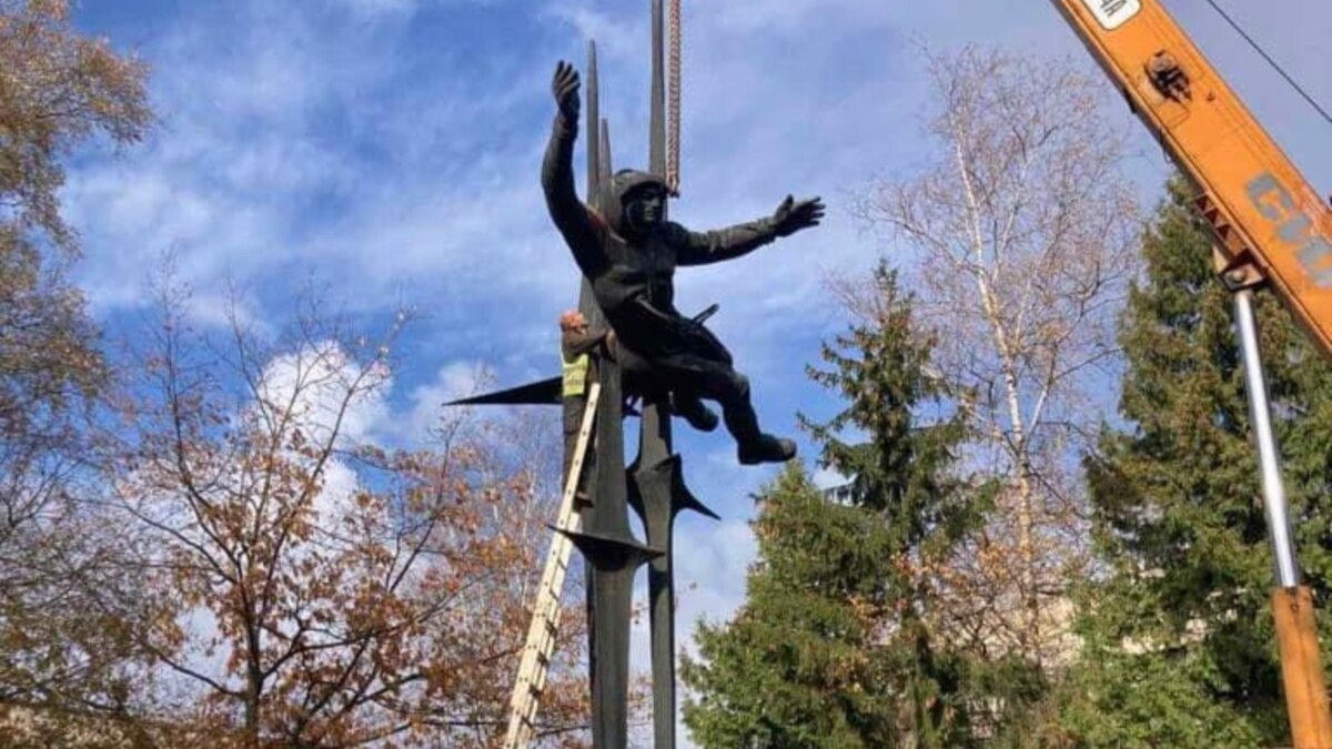 У Львові демонтували скульптуру, встановлену на честь радянської космонавтки і нинішньої депутатки Держдуми Росії