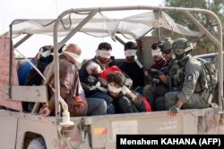 Izraelski vojnici prebacuju Palestince zarobljene u Pojasu Gaze, 21. novembar 2023.