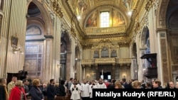 Під час меси у церкві Сант Андреа делла Валле, Рим, Італія, 23 листопада 2023 року