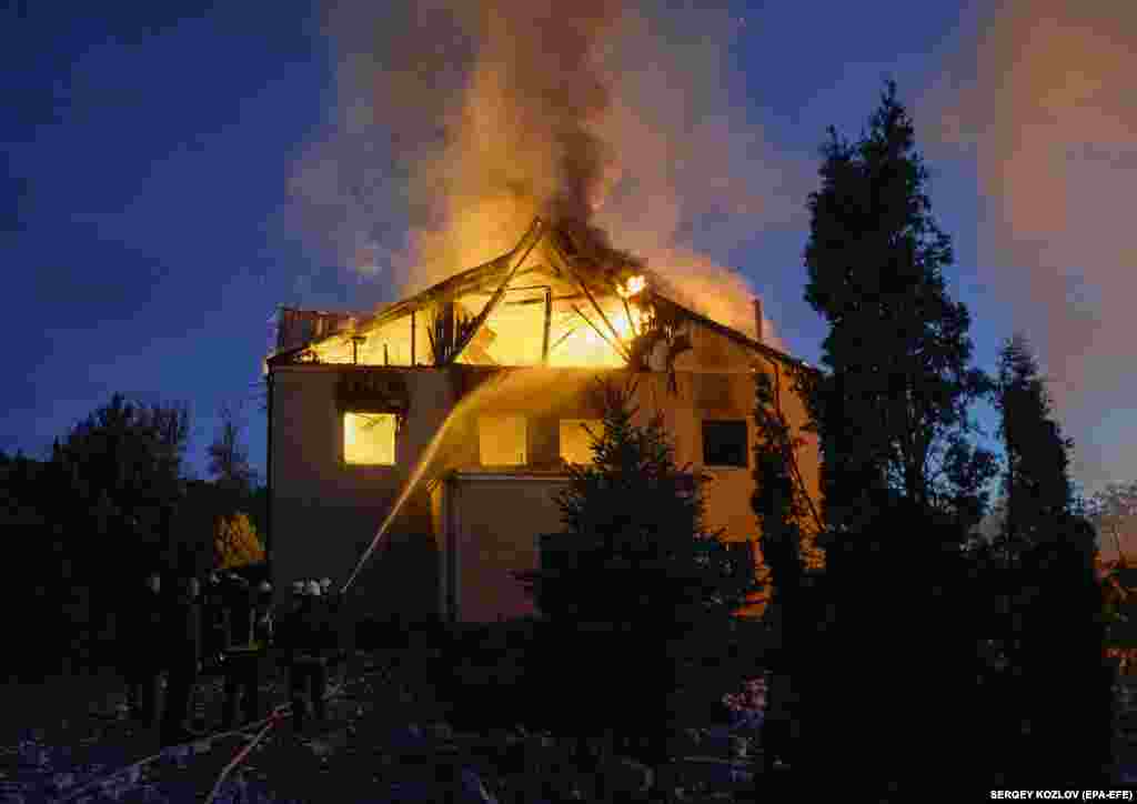 Ekipet ukrainase të shpëtimit punojnë për të shuar zjarrin në një shtëpi që po digjej si pasojë e&nbsp; sulmeve ruse me raketa në Harkiv, Ukrainë.