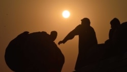 یک خانوادۀ مهاجر که از پاکستان برگشت کرده. (تصویر آرشیف)