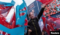 Сторонники Кемаля Кылычдароглу, кандидата в президенты от основного оппозиционного альянса Турции, принимают участие в предвыборном митинге в Стамбуле, 6 мая 2023 года
