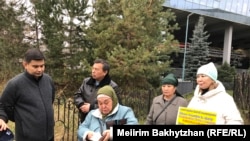 Этнические казахи Халида Акытхан (в центре), Байболат Кунболатулы (слева) и другие собравшиеся требуют вернуть своих родственников из Китая. Алматы, 4 декабря 2023 года