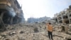 Un bărbat privește la ruinele unor clădiri bombardate în tabăra de refugiați de lângă Jabalia, la câțiva kilometri mai la sud de Beit Lahia, unde locuiește Bashir, medicul româno-palestinian cu care a discutat Europa Liberă.