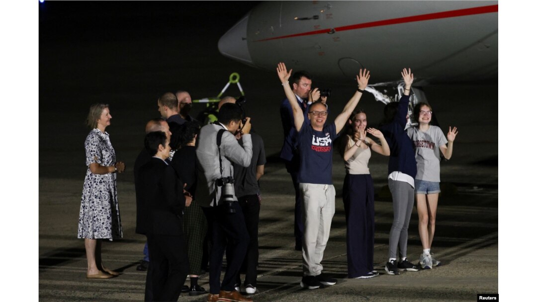 Evan Gershkovich, Paul Whelan și Alsu Kurmașeva, eliberați din detenție în Rusia, sunt întâmpinați de membrii familiei la sosirea lor pe aeroportul din Maryland.