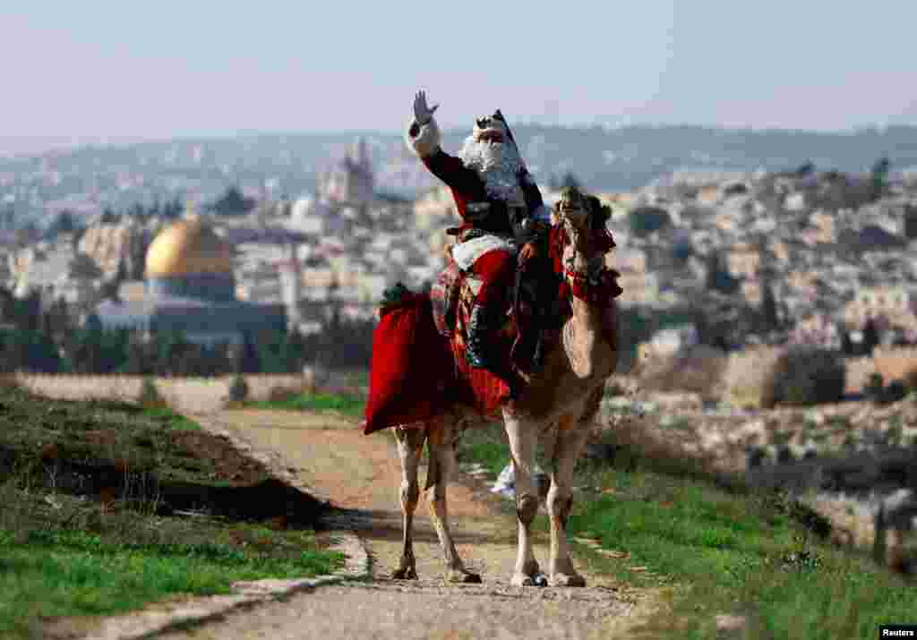 Issa Kassissieh, obučen kao Djed Mraz, u Jerusalemu, 4. decembra.