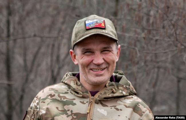 Un combattente volontario russo vicino a Kremmina, nella regione ucraina di Luhansk, nel marzo 2023 indossa un berretto che combina simboli russi e sovietici.