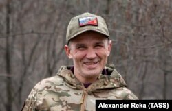 Un luptător rus voluntar în apropiere de Kremmina, în regiunea Luhansk din Ucraina, în martie 2023, poartă o șapcă care îmbină simbolurile rusești și sovietice.