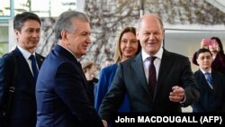 Канцлер Германии Олаф Шольц (справа) приветствует прибывшего с визитом в Берлин президента Узбекистана Шавката Мирзияева. 2 мая 2023 года.