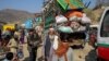 Natovareni kamioni dok se afganistanski državljani vraćaju u Afganistan na graničnom prelazu Torkham između Pakistana i Afganistana 30. oktobra 2023. 