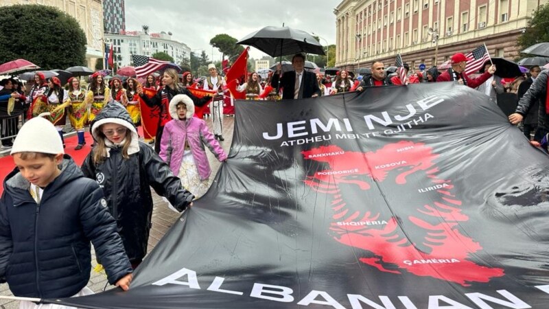 Shqiptarë nga gjithë bota mblidhen në Paradën kuqezi 