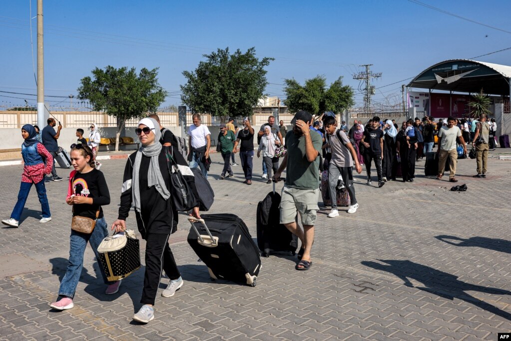 Njerëzit duke hyrë në pikën kufitare Rafah më 1 nëntor kur u hap kalimi për në Egjipt për herë të parë që nga sulmet e Hamasit në Izrael më 7 tetor.