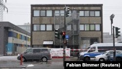Policija ispred objekta u kojem se desio napad, Hamburg, 10. mart.