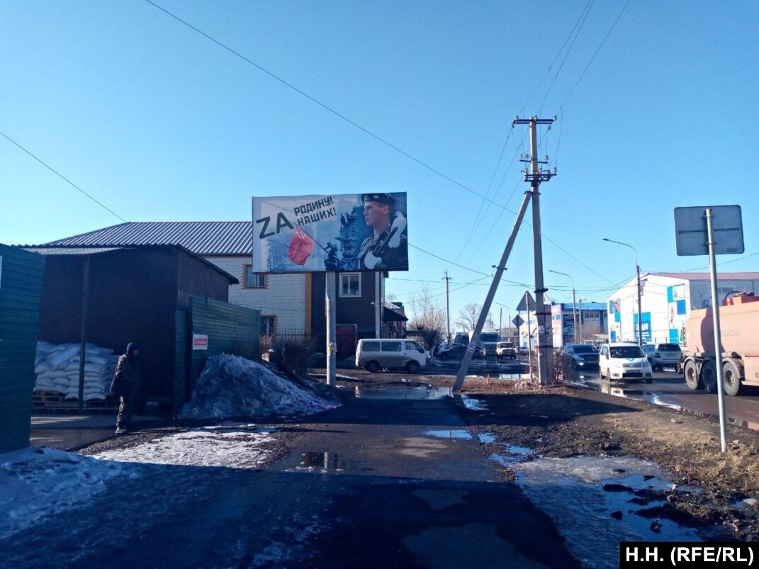 Будто пропах смертью». Как живёт военный городок, поставляющий солдат на  войну в Украине