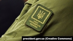 Нашивка на одязі співробітника Офісу президента України, фото ілюстративне
