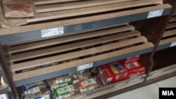 Во дел од маркетите утринава нема бел и полубел леб откако Владата ја замрзна цената на лебот на 33 денари. 