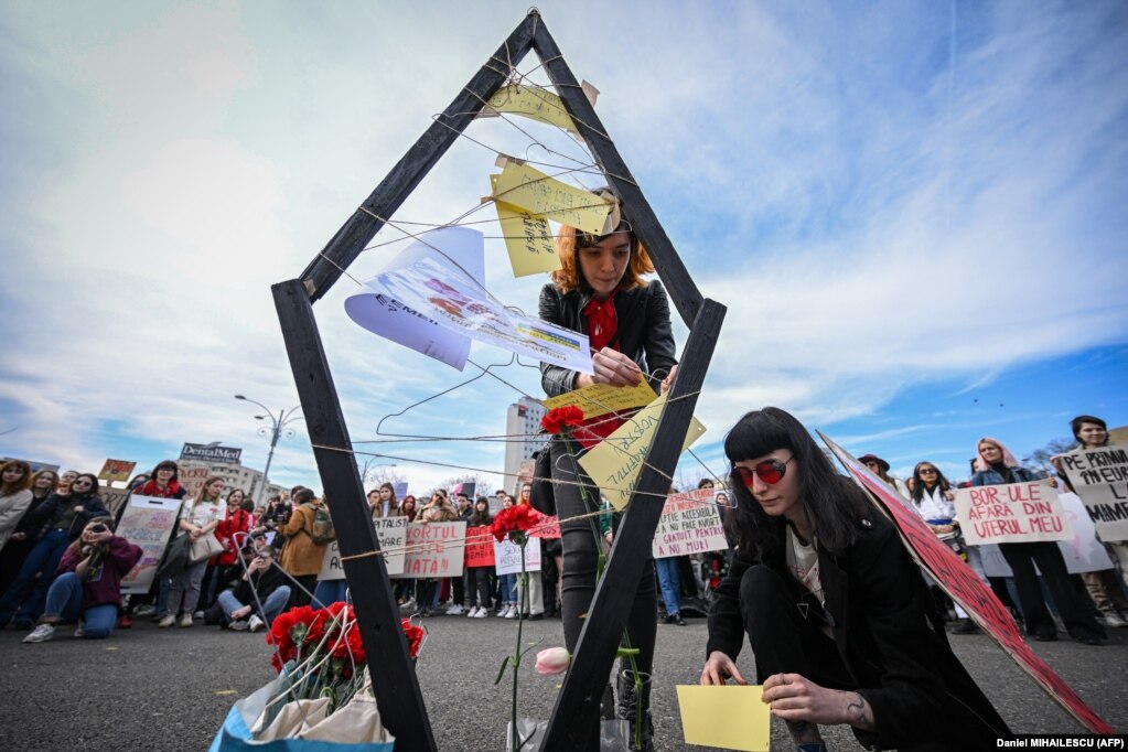 Aktivistet duke vendosur mesazhe në një objekt që përfaqëson një vaginë të stilizuar gjatë një proteste për të shënuar Ditën Ndërkombëtare të Gruas në Bukuresht më 8 mars.
