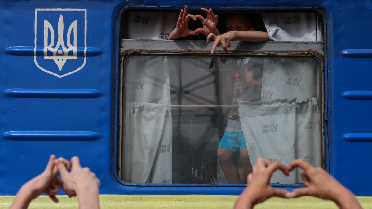 Більшість українців хоче залишитися в Україні, навіть за умови отримання іноземного громадянства – КМІС