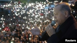 Президент Турции Тайип Эрдоган обращается к своим сторонникам в Стамбуле после предварительных результатов экзитпола во втором туре президентских выборов, Турция, 28 мая 2023 года