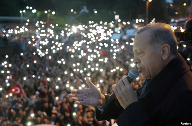Реджеп Эрдоган выступает с речью перед толпой у своей резиденции в Стамбуле. Вечер 28 мая 2023 года