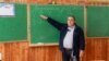 Serghei Carauș din Corbu, Dondușeni, profesorul care predă cinci materii. Ultimul test PISA susține, în viziunea ministrului Educației, planul de comasare a școlilor mici, mult mai ineficiente decât cele mari.