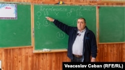 Serghei Carauș din Corbu, Dondușeni, profesorul care predă cinci materii. Ultimul test PISA susține, în viziunea ministrului Educației, planul de comasare a școlilor mici, mult mai ineficiente decât cele mari.