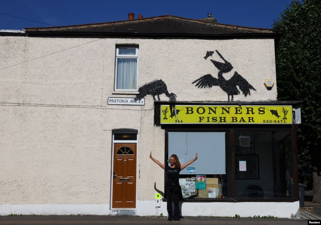 Një tjetër vepër e re e artistit britanik Banksy mbi restorantin Bonners Fish Bar, në Ualthamstou,&nbsp;në Londër, Britani, 9 gusht 2024.