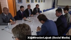 I dërguari i posaçëm i BE-së për dialog mes Kosovës dhe Serbisë, Mirosllav Lajçak, gjatë takimit me liderët e partive opozitare në Kosovë, 7 nëntor 2023.