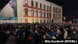 Učesnici protesta na platou ispred zgrade Filozofskog fakulteta u Beogradu, 7. mart 2023. 
