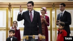 U februaru 2017. tadašnji turkmenistanski predsjednik Gurbanguli Berdimuhamedov (u sredini) glasa dok njegov sin Serdar (desno) stoji sa ostalim članovima porodice na biračkom mjestu u Ashgabatu 