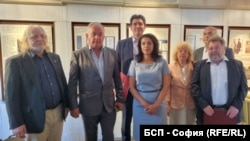  Ваня Григорова с представителите на в началото подкрепилата я локална коалиция след подписването на съглашението на 17 септември. Най-вляво е дългогодишният крайнодесен деятел на Българския народен съюз (БНС) Мирослав Паскалев - Зорец. 