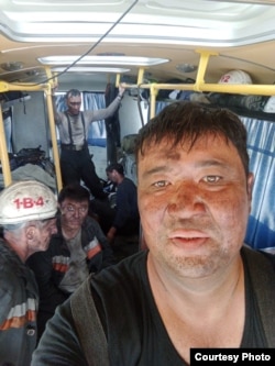 Горноспасатель Фархат Фазылов и его коллеги после ликвидации ЧП в шахте. Фото из личного архива