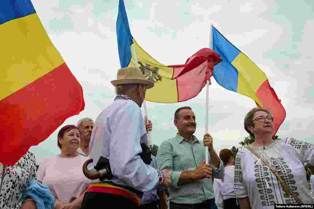 Cei 33 de ani de independență sunt marcați la Chișinău prin depuneri de flori și concerte. Evenimentele oficiale au început la ora 8:00 la Complexul Memorial &bdquo;Eternitate&rdquo;. &nbsp;