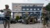 Американски војници, дел од мировната мисија во Косово КФОР ја чуваат општинска зграда во градот Лепосавиќ, северно Косово, понеделник, 29 мај 2023 година.