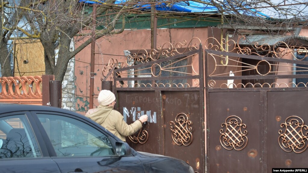 Вулиця Бобровського у селі Посад-Покровське. Місцева жителька повернулася додому. Херсонщина, початок березня 2023 року