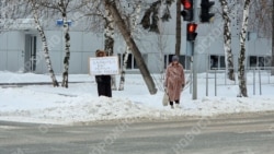 Житель Тюмени с плакатом "Рамзан Ахматович Кадыров - вор убийца позор России"