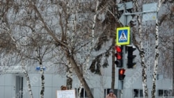 ტიუმენის მკვიდრი პლაკატით: "რამზან ახმატოვიჩ კადიროვი არის ქურდი, მკვლელი, რუსეთის სირცხვილი"