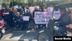 تجمع معلولان و فعالان این حوزه در مقابل سازمان برنامه و بودجه در تهران