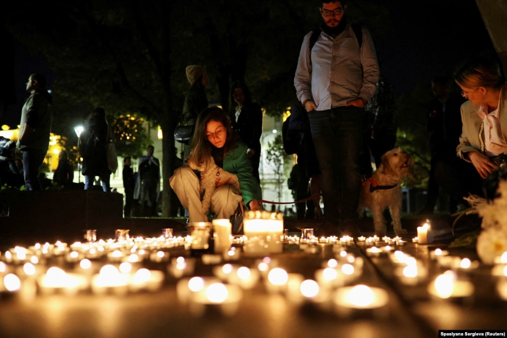 Njerëz duke ndezur qirinj para Monumentit të Shpëtimit të Hebrenjve Bullgarë në Sofje, më 10 tetor.