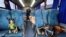 Trener i donator&nbsp;Andre Bressan pozira za fotografiju sa psima koji se prevoze u autobusu "Escaolar", uz muziku i klima uređaj, u vrtić za pse u Icari, savezna država Santa Catarina, Brazil, 2. novembra.