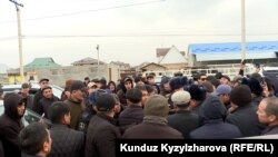 Жители новостройки «Ак-Ордо» собрались, протестуя против земельной амнистии.