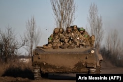 Militari ucraineni se deplasează spre Bahmut cu un vehicul militar BMP, în regiunea Donbas, 13 martie 2023.