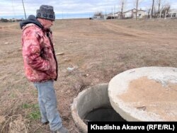 Александр Исаченко показывает колодец без воды