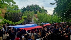 Flamuri serb dhe telat me gjemba në një protestë në Zveçan