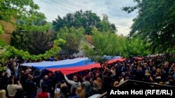 Zastava Srbije i bodljikava žica na protestu u Zvečanu