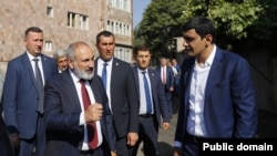 Armenia - Prime Minister Nikol Pashinian talks to Mayor Arush Arushanian (right) during a visit to Goris, August 19. 2023.