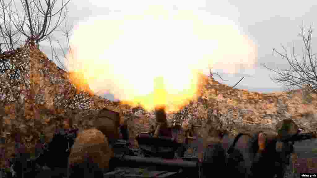 УКРАИНА -&nbsp;Русија продолжува со засилениот интезитет во нападите врз Бахмуд и натаму цели кон кон цивилни цели, предизвикувајќи жртви, соопшти украинската војска на 15 март. Украинскиот претседател Володимир Зеленски во синоќешното видео обраќање најави дека украинската војска ќе продолжи да го брани градот во источниот регион Доњецк и ќе му нанесе максимални загуби на непријателот.