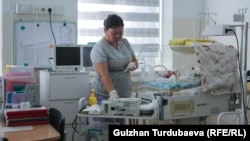 Кыргызстан. Бишкектеги төрөт үйүндөгү медицина кызматкери иш учурунда. 2023-жыл 