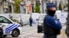 Policajci u delu Brisela gde je došlo do obračuna s osobom osumnjičenom za napad u kojem su u belgijskoj prestonici ubijena dva Šveđana, 17. oktobar 2023.